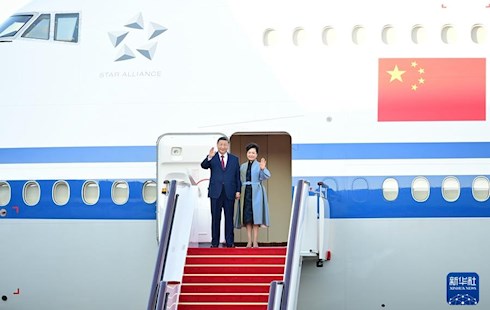 出席庆祝澳门回归祖国25周年大会暨澳门特别行政区第六届政府就职典礼并对澳门进行视察 习近平抵达澳门